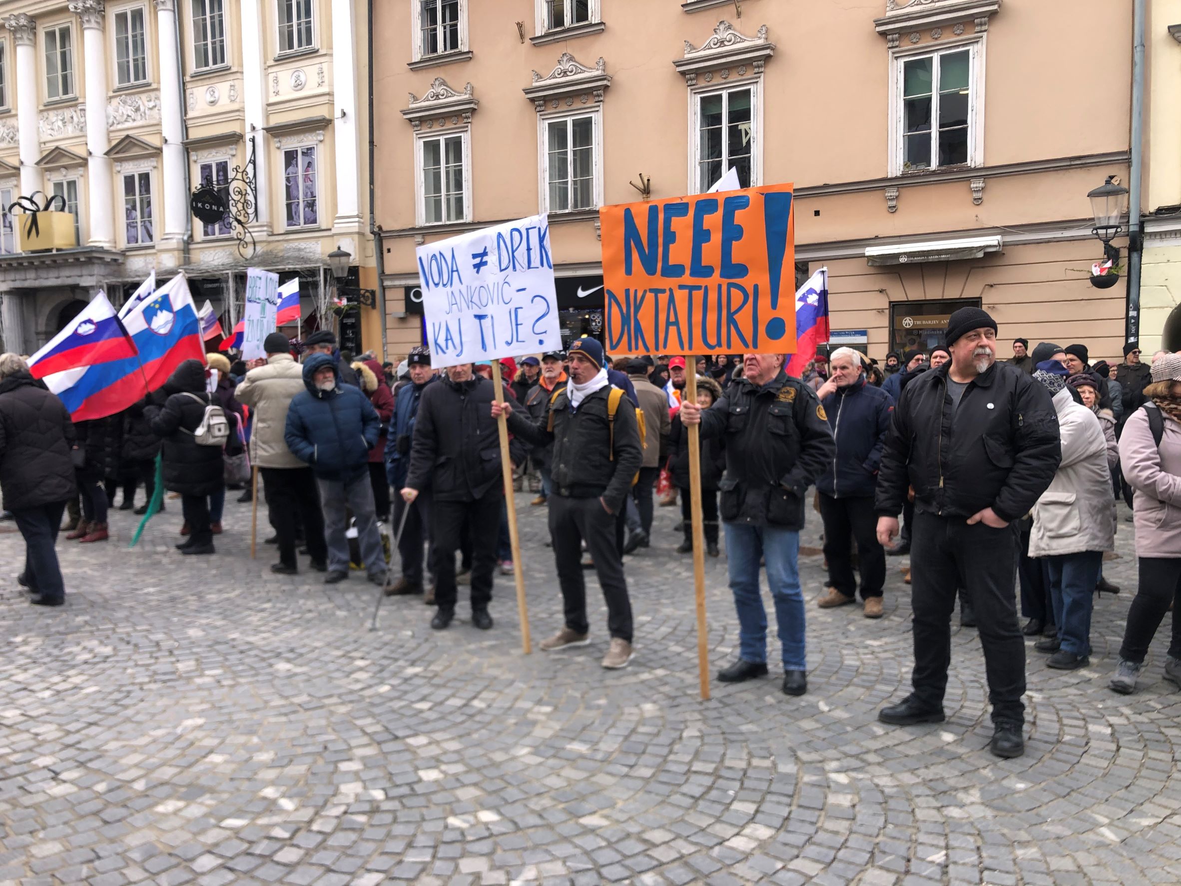 (V ŽIVO) Protest pred ljubljansko mestno hišo- Aleš Primc danes kot “predskupina” za sredin protest Pavla Ruparja