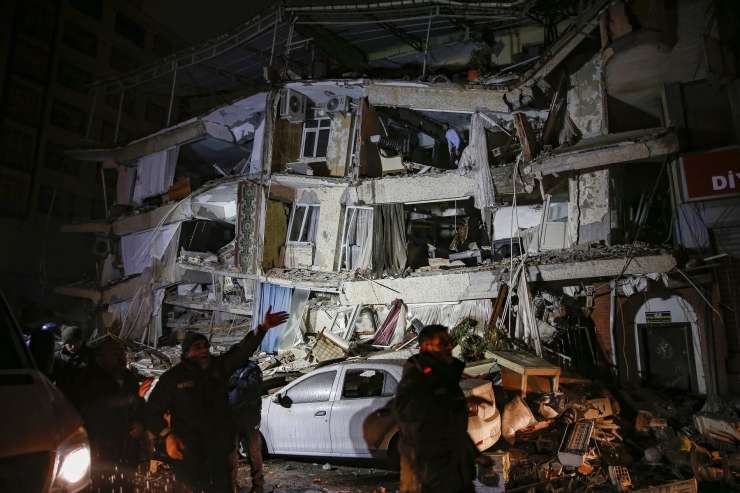 Na jugovzhodu Turčije blizu meje s Sirijo v potresu z magnitudo 7,8 je doslej umrlo več kot 300 ljudi