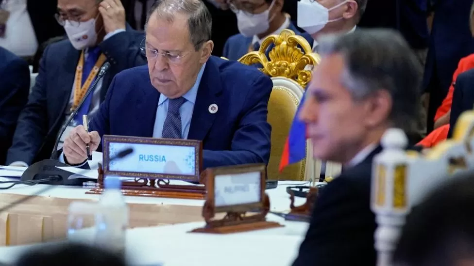 Srečanje za 10 minut: Ameriški državni sekretar Antony Blinken in njegov ruski kolega Sergej Lavrov “v hodu,” stoje in na kratko