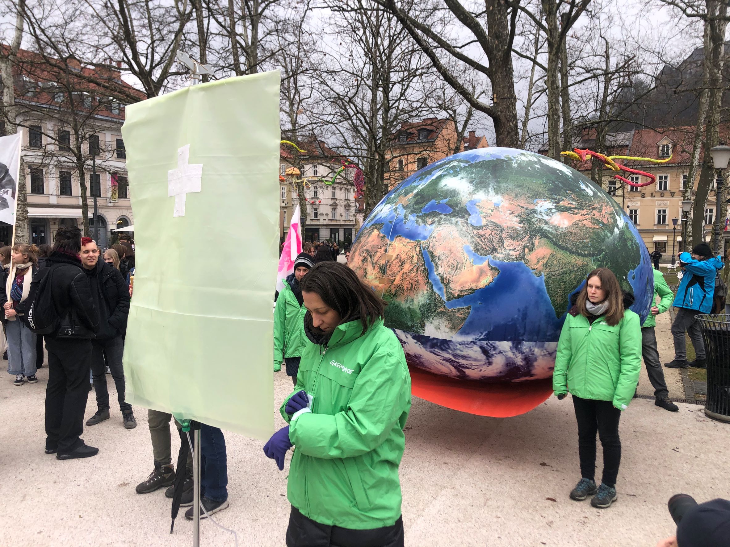 (V ŽIVO) V Ljubljani in Mariboru danes podnebna protesta –  “Mladi na SLO 3, stari na SLO 1,”pa odločitev nacionalke komentirajo na družbenih omrežjih