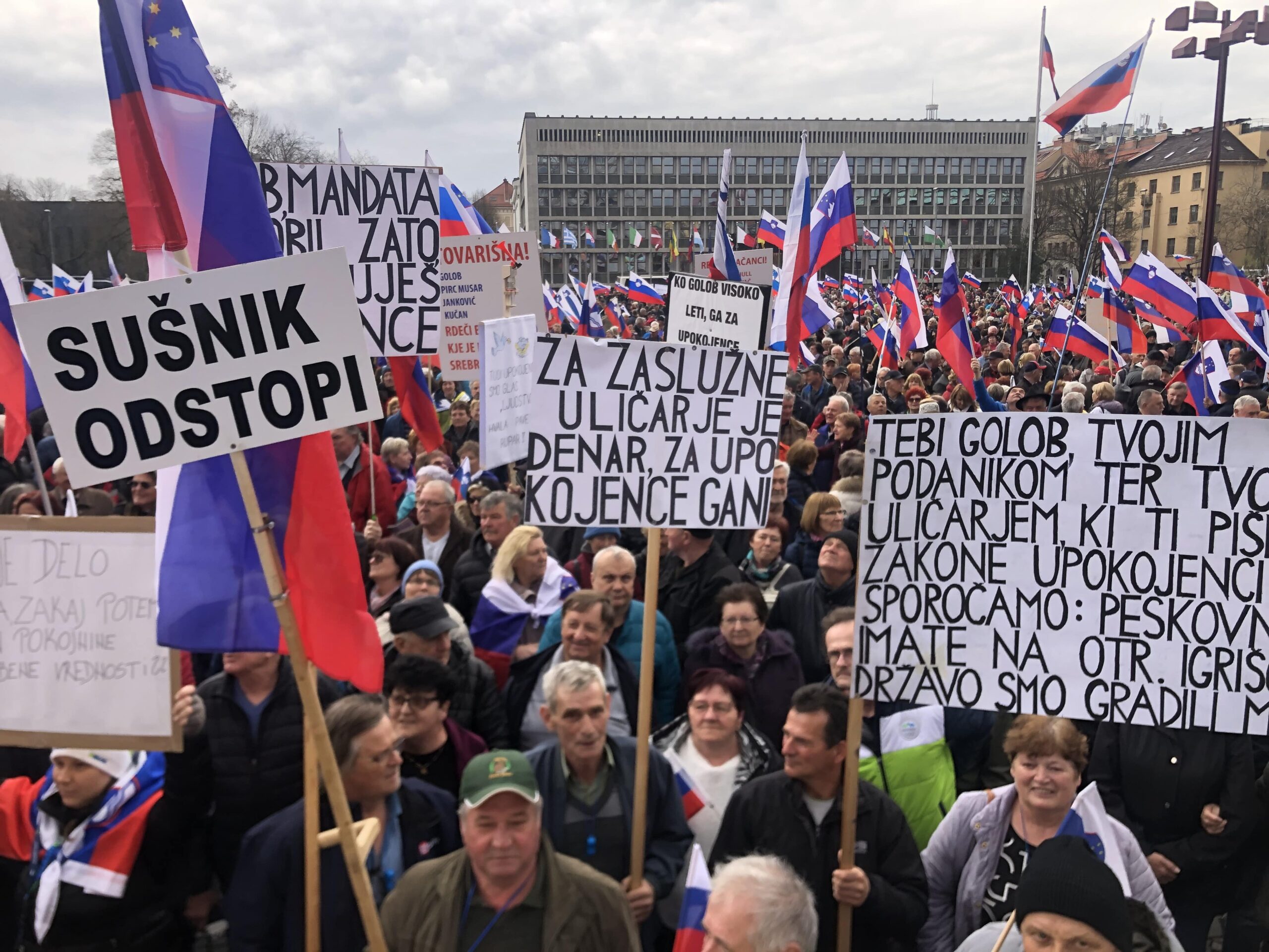 (V ŽIVO) Protesti: Golob v Kijevu, Ruparjevi v Ljubljani – Za tokratni protest izdali “obvezna navodila”