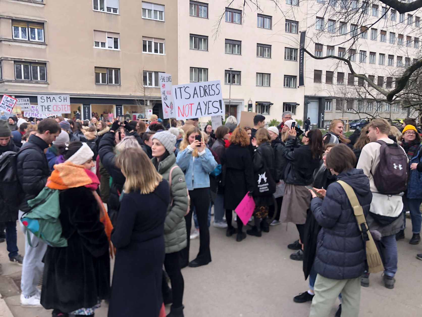 (VIDEO)  Feministični protestni shod v Ljubljani – Patriarhat ubija!