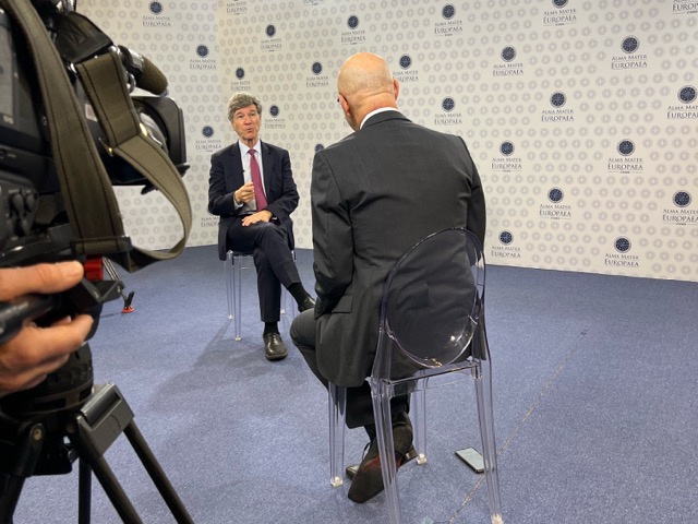 (VIDEO) “Kako lahko premagaš državo, ki ima 1600 jedrskih konic?” –  Slavni ekonomist Jeffrey Sachs meni, da je Ukrajina ujeta v vojno med Rusijo in ZDA v poduk Kitajski, “da bo videla, da mislimo resno”