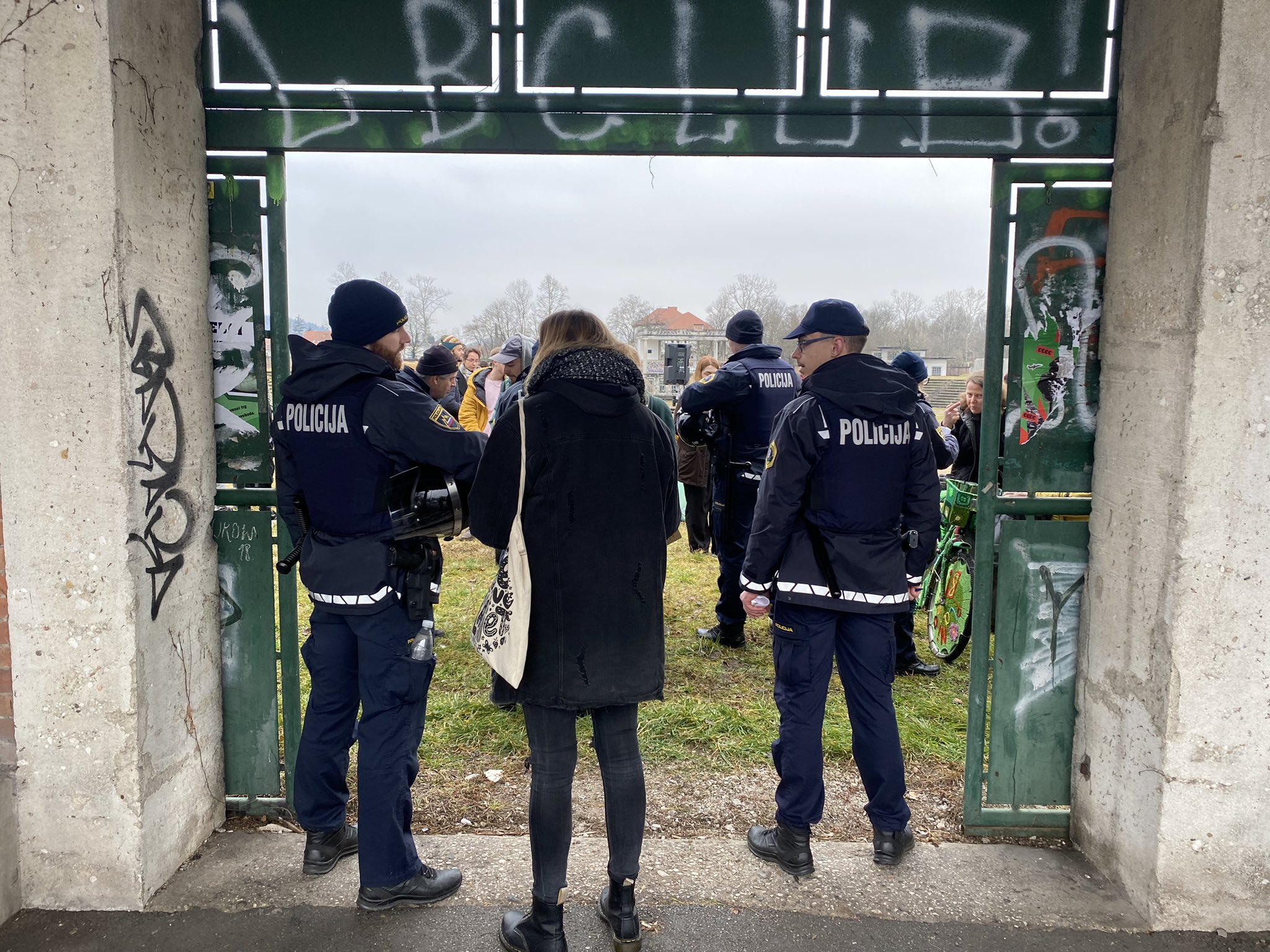 (VIDEO) Incident na Plečnikovem stadionu  – Mladi na podnebnem štrajku okupirali Pečečnikov stadion in na njem sadili drevesa – Policija jih je zaradi domnevnega  “nezakonitega vdora na privatno zemljišče” popisala
