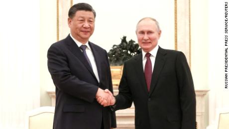 (VIDEO) Putin se je pohvalil z zavezništvom s Xijem na srečanju “dragih prijateljev” v Kremlju