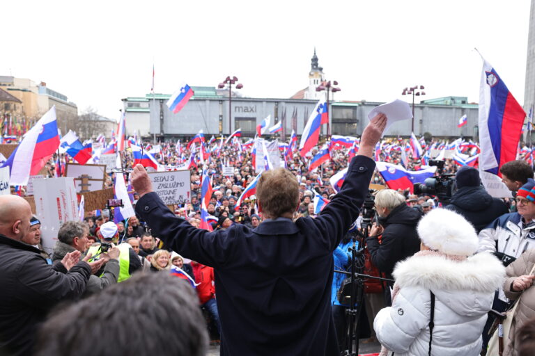 Protivladni protest – Pavle Rupar snel rokavice in shod upokojencev “razširil” na “vsesplošni slovenski protest” proti vladi Roberta Goloba