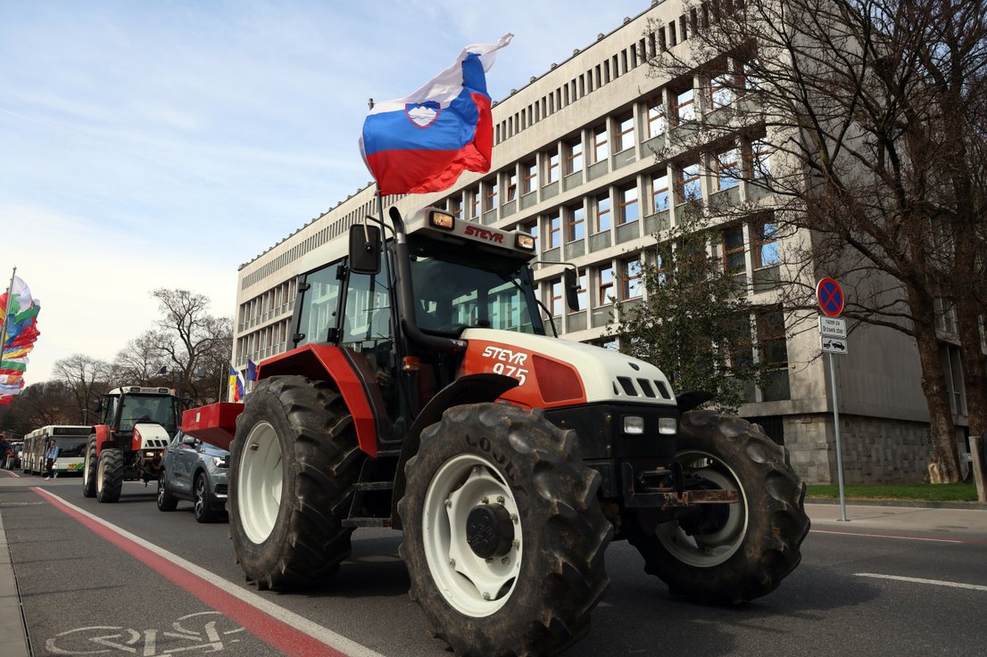 (V ŽIVO) Traktorska demokracija: Opozicija proti vladi Roberta Goloba po upokojencih sedaj dvignila še kmete – Po več krajih danes opozorilni protest kmetov