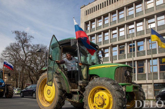 “Mama kupila traktora, Mama idem, u rat…” – Kmetje jezni na Uroša Esiha, ker je pod sliko ob kmečkem štrajku citiral del teksta iz pesmi “Mama ŠČ!”, s katero nastopa Let 3 iz Hrvaške na letošnji Evroviziji
