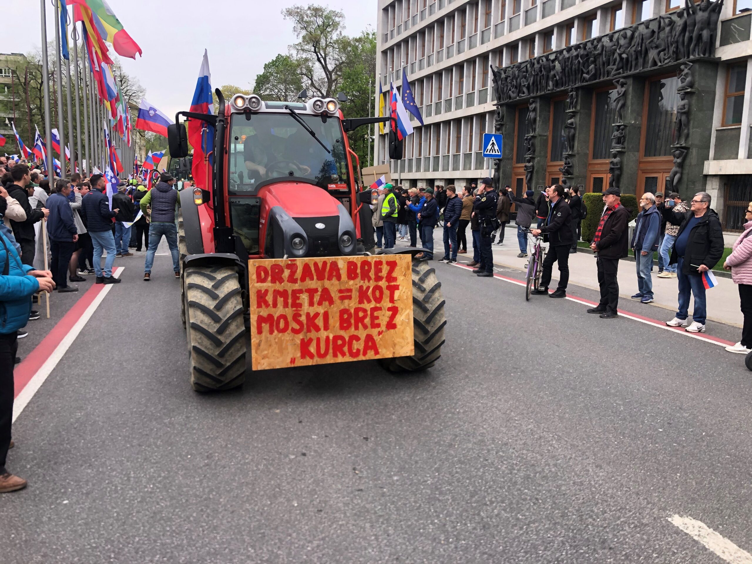 (V ŽIVO) Kmetje danes pred parlament s traktorji – V Ljubljano naj bi jih prišlo več sto