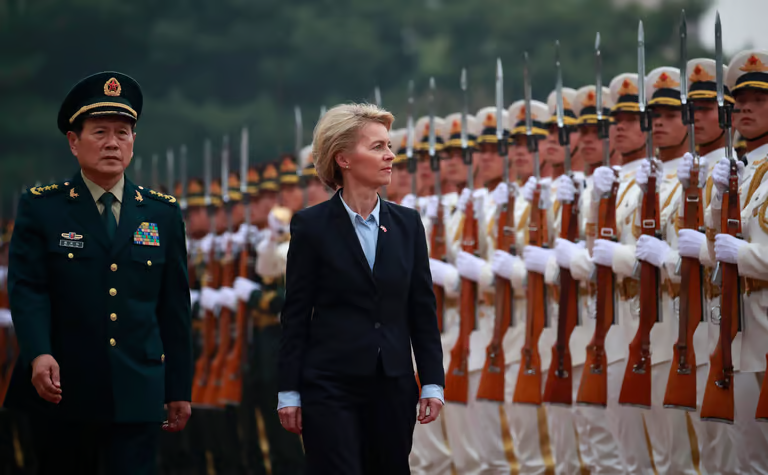 Emmanuel Macron in Ursula von der Leyen na Kitajsko, kljub pritisku ZDA, naj  EU izolira Peking