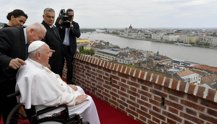 (VIDEO) “Kje so ustvarjalna prizadevanja za mir?” – Papežev obisk Madžarske, kamor je prispel v majhnem belem fiatu,  v znamenju ukrajinske vojne