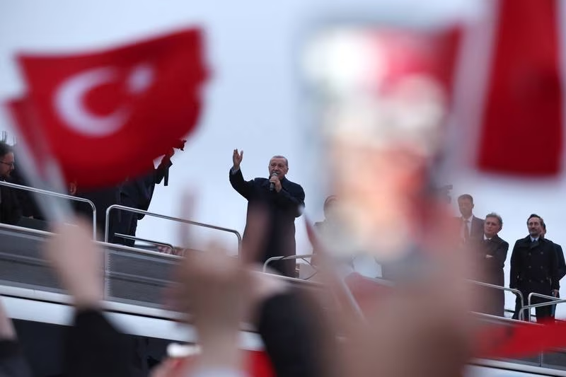 Erdogan sinoči razglasil zmago in že dobil čestitko Viktorja Orbana