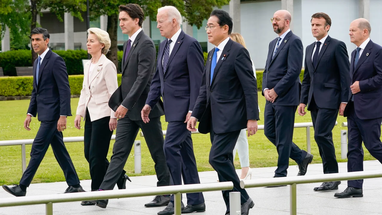 Rusija in Kitajska sta se ostro odzvali na izjavo vrha G7 – “Japonska. G7. Pomembna srečanja s partnerji in prijatelji Ukrajine,” pa je ob prihodu v Hirošimo zapisal Zelenski