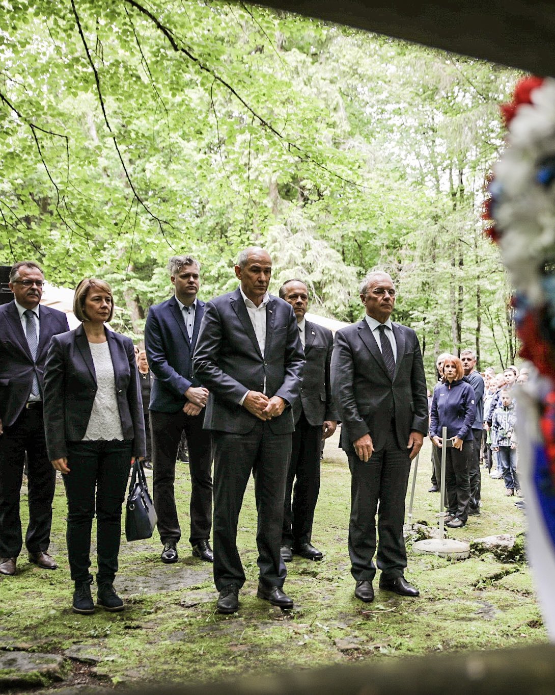 Bivši predsednik republike Borut Pahor in predsednik SDS Janez Janša skupaj ob breznu po vojni pobitih pod Krenom v Kočevskem Rogu