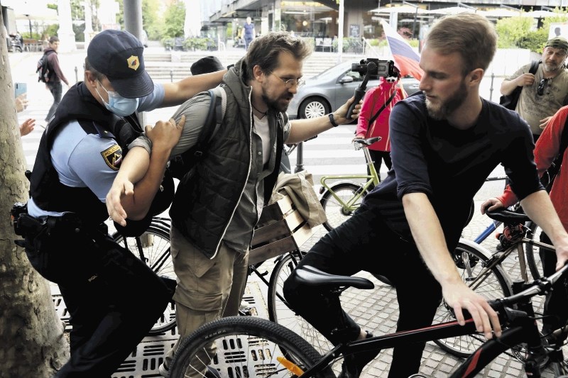 (V ŽIVO) Kolesarski protestniki Jaše Jenulla spet na kolesih: Opozorilno kolesarjenje ob prvi obletnici Golobove vlade