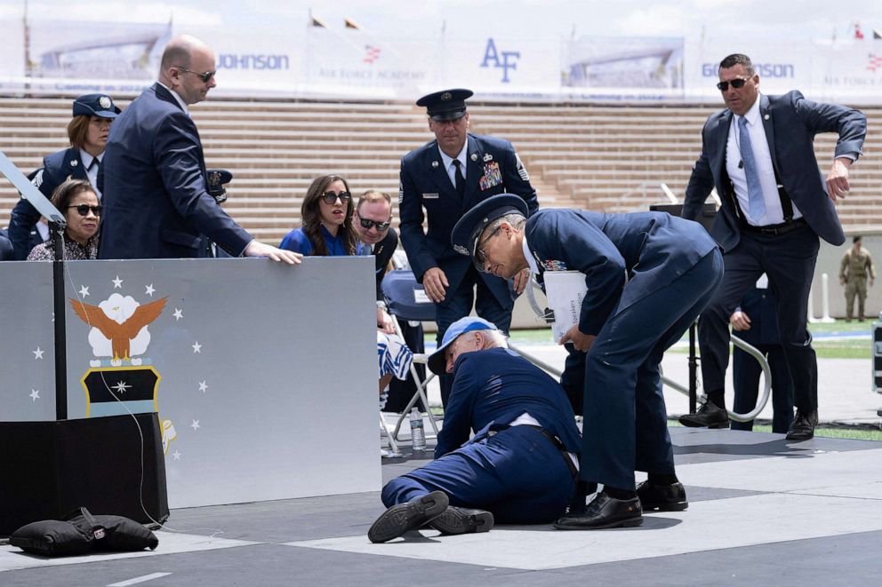 (VIDEO) “Dobil sem vrečo s peskom!” – Joe Biden padel na podelitvi diplom na akademiji ameriških letalskih sil