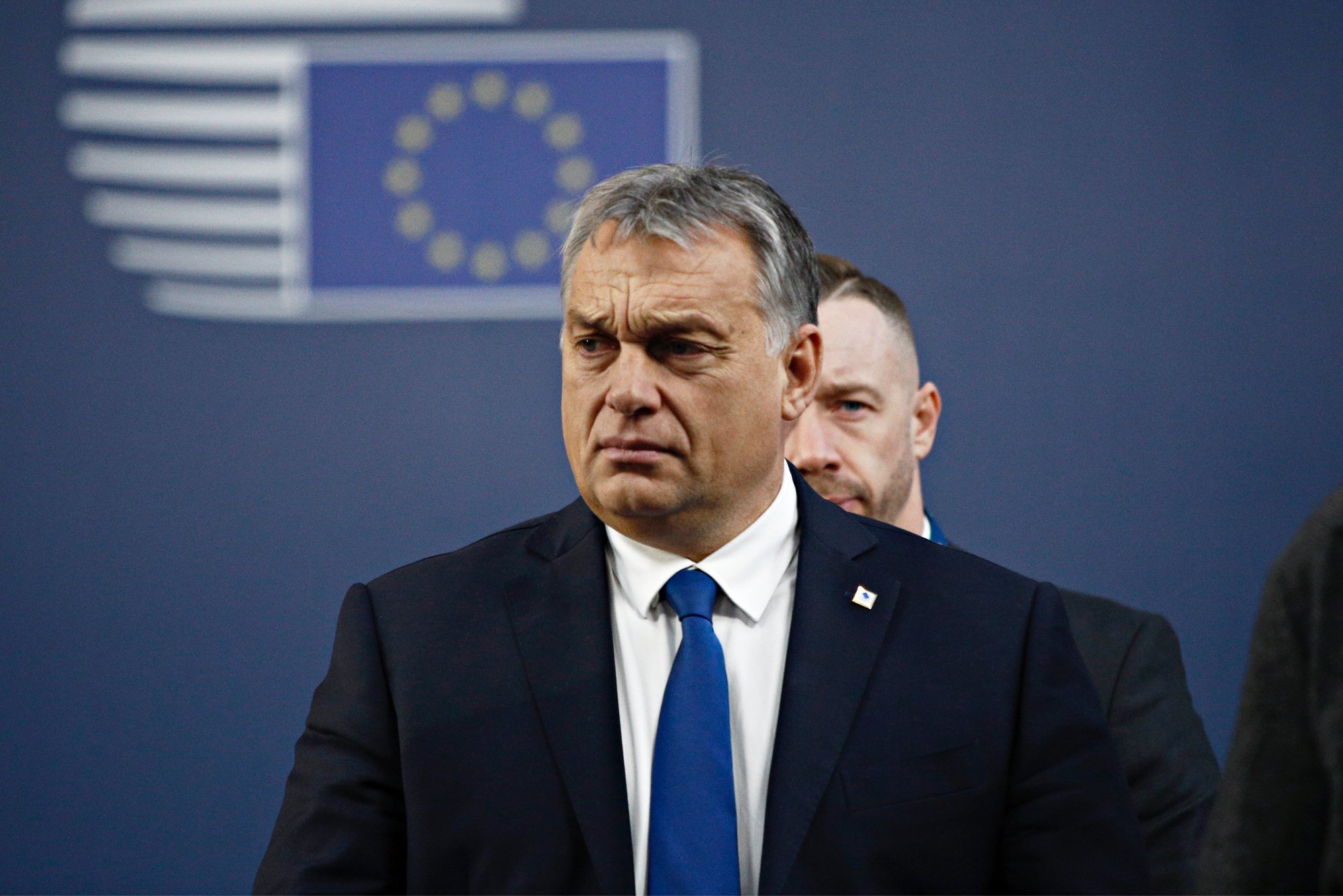 (VIDEO) “Hočem odgovor na vprašanje, kdo je odgovoren, da je Evropska unija potisnjena na rob bankrota” – Viktor Orban jezen ob prihodu v Bruselj