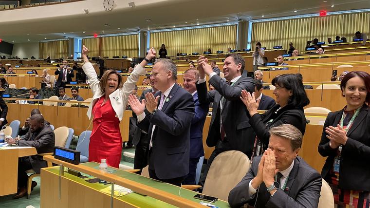 (V ŽIVO) Tanja Fajon najprej jokala nato skočila visoko v zrak od veselja – Prvi odzivi na izvolitev Slovenije za nestalno članico VS