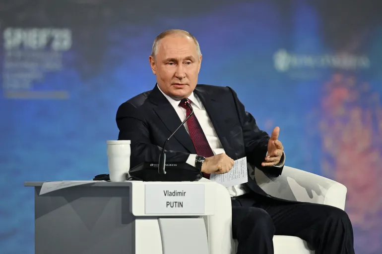 “Pri tej hitrosti Ukrajina v nekaj tednih ne bo imela niti enega tanka in oklepnega transportnega vozila” – Putin v Sankt Peterburgu o domnevnem ” neuspehu ukrajinske protiofenzive”