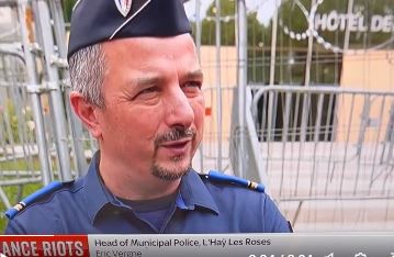 “To niso nemiri, to je vojna. Hočejo nas ubiti” – Načelnik francoske policije Eric Vergne o tem, da imajo protestniki “ogromne tlakovce, ki jih mečejo v nas, da bi nas poskušali ubiti. Tam so, da nas ubijejo”