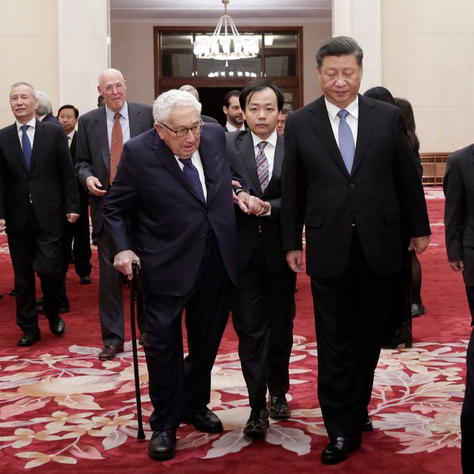 S kakšnim razlogom je 100- letni Henny Kissinger potoval na Kitajsko? – Je enigma 31,4 bilijona dolarjev (31.400 milijard dolarjev) ameriškega javnega  dolga, Kitajska  pa je, po lastništvu ameriških obveznic s cca 1100 milijardami dolarjev, na drugem mestu