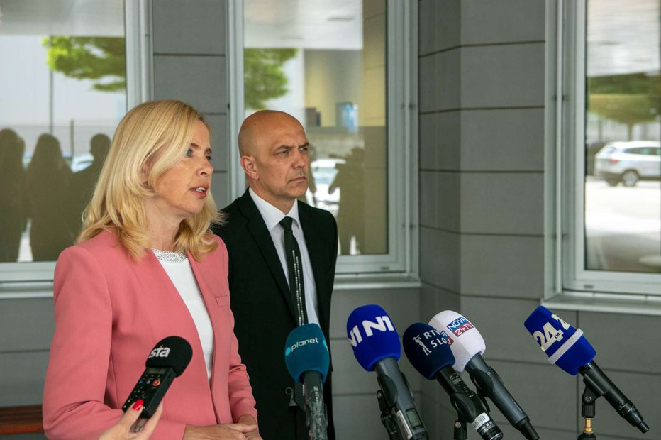Pred parlamentarne preiskovalce prve priče, med drugim tudi nekdanja notranja ministrica Tatjana Bobnar in nekdanji šef policije Boštjan Lindav