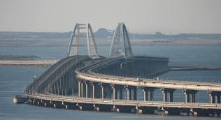“Most je bil napaden s pomočjo površinskih dronov” – Vir iz ukrajinske varnostne službe SBU potrdil napad na krimski most