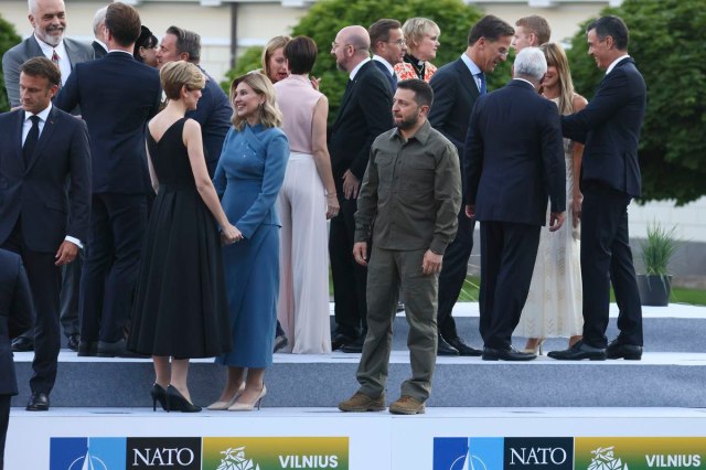 (VIDEO) Slike iz ozadja vrha Nato v Vilni, ki povedo več kot tisoč besed