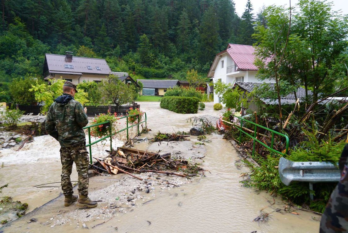 (VIDEO) Poplave bibličnih razsežnosti zahtevale že četrto žrtev – Vojska se je po dveh dneh končno prebila v Črno na Koroškem