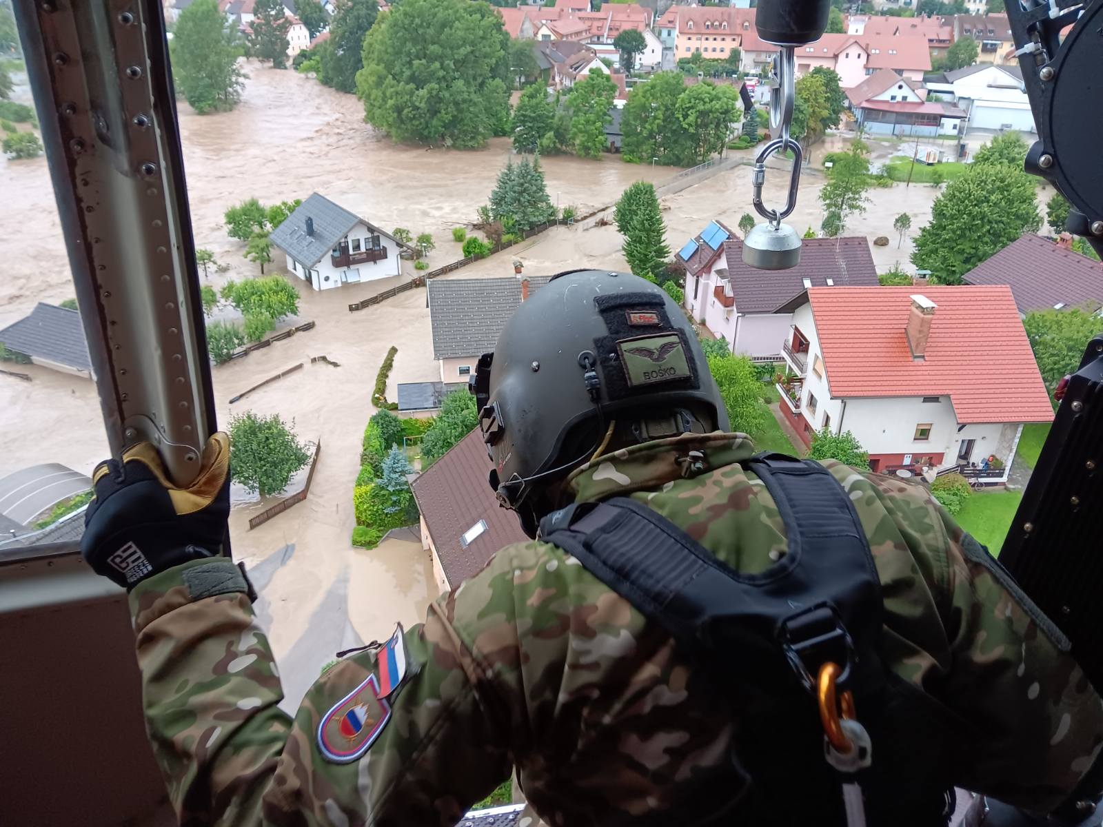 Vremenske ujme in poplave doslej, kot kaže, terjale tri smrtne žrtve – Na območju Kamnik umrla občanka, v gorah na območju Kranja pogrešajo dva tujca