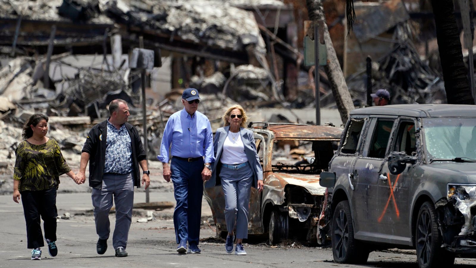 Joe Biden spoznal kako delikatne so lahko besede ob naravnih nesrečah – Na vprašanje novinarjev o naraščajočem številu žrtev v požaru na Havajih je, na plaži v Delawareu 13. avgusta, dejal : “Brez komentarja”