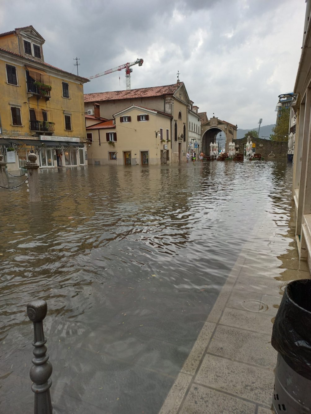 V Ljubljani zalilo kleti in ceste – Zaradi neurja in izjemne količine padavin številne težave v slovenski Istri