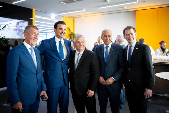 Viktor Orban med prijatelji – Andrejem Babišem, šejkom Tamimom bin Hamadom Al Thanijem katarskim emirjem, Sebastianom Kurzem in Janezom Janšo