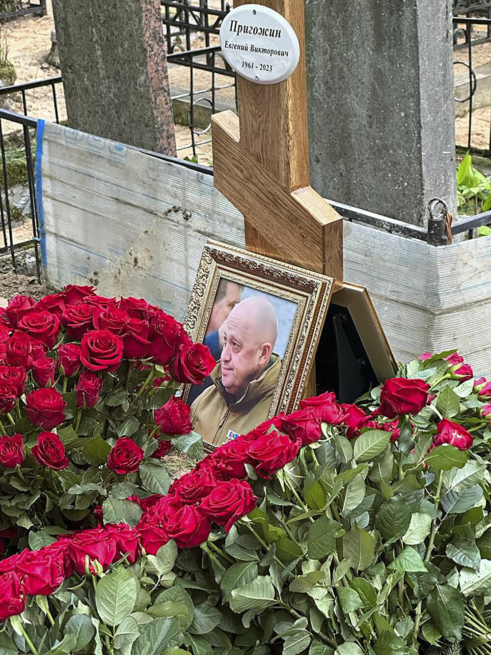 Pogreb je bil skromen, varnost pa ne – Prigožin pokopan na zasebnem pogrebu na pokopališču Porokhovskoe, na robu Sankt Peterburga, poleg njegovega pokojnega očeta