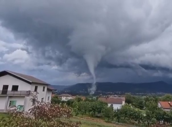 (VIDEO) Zelo dobro dokumentiran Tornado, ki je sinoči  okoli 20. ure udaril v Ilirsko Bistrico