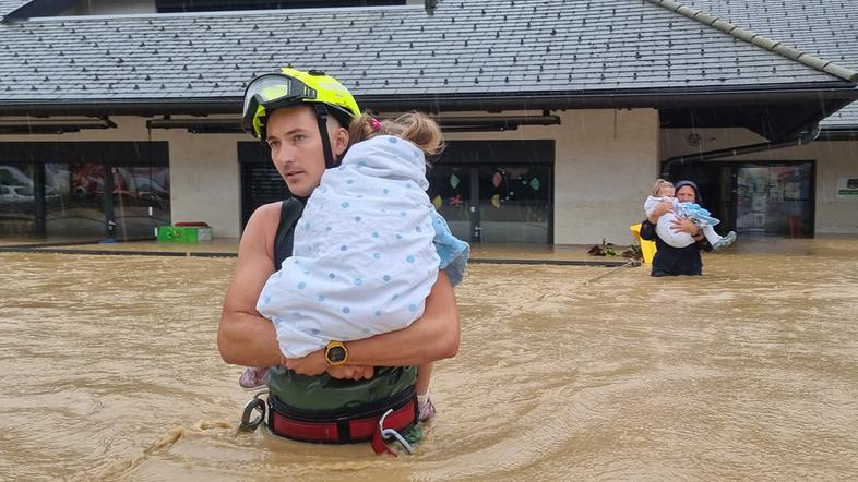 Ob dnevu solidarnosti : Robert Golob si bo ogledal poplavljena naselja v občini Komenda ter uničen vrtec iz katerega so gasilci reševali otroke