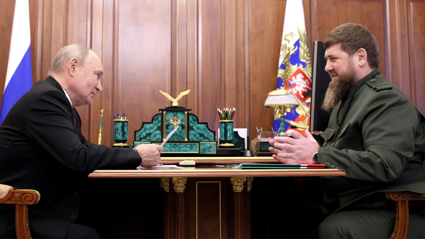 Kremelj je, po govoricah o slabem zdravju, objavil video, ki prikazuje Vladimirja Putina s čečenskim voditeljem Ramzanom Kadirovim