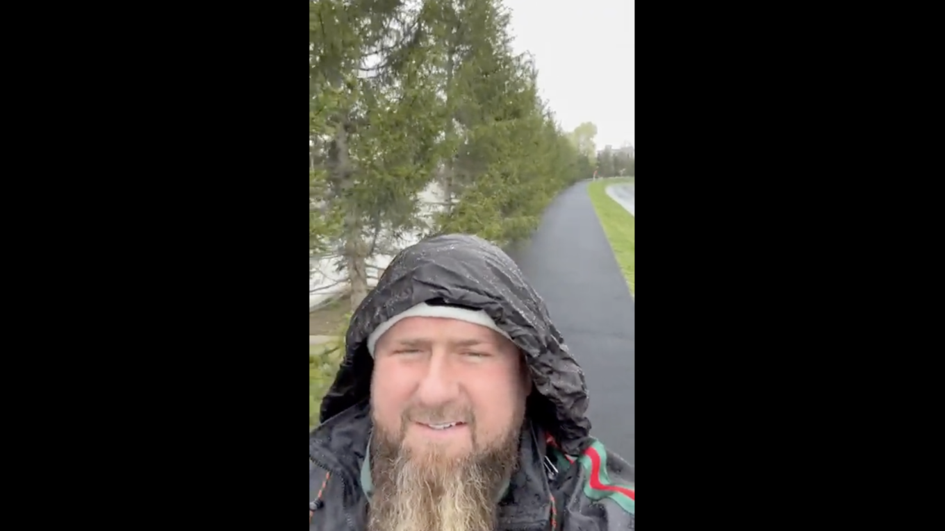 “Dež je lahko čudovito poživljajoč” – Čečenski voditelj Ramzan Kadirov takole v video ponetku  ovrgel ugibanja o svojem slabem zdravju