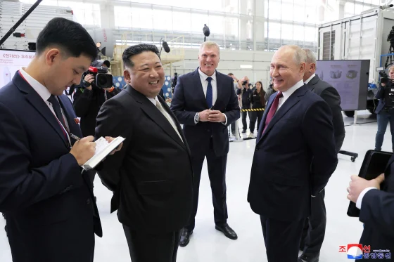  Kim Jong-un končal šestdnevni obisk v Rusiji – Severnokorejska tiskovna agencija KCNA vzdušje opisala kot “prijateljsko in toplo,” ki odpira “novo obdobje prijateljstva, solidarnosti in sodelovanja”