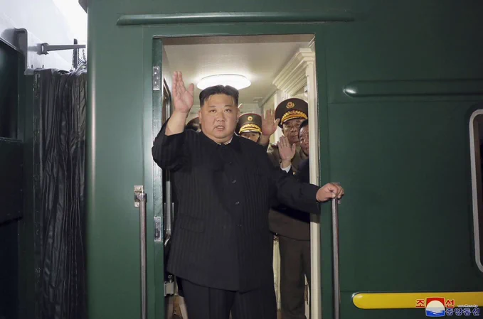 Oklepni vlak s severnokorejskim voditeljem Kim Jong Unom je očitno prečkal Rusijo pred vrhom s predsednikom Vladimirjem Putinom