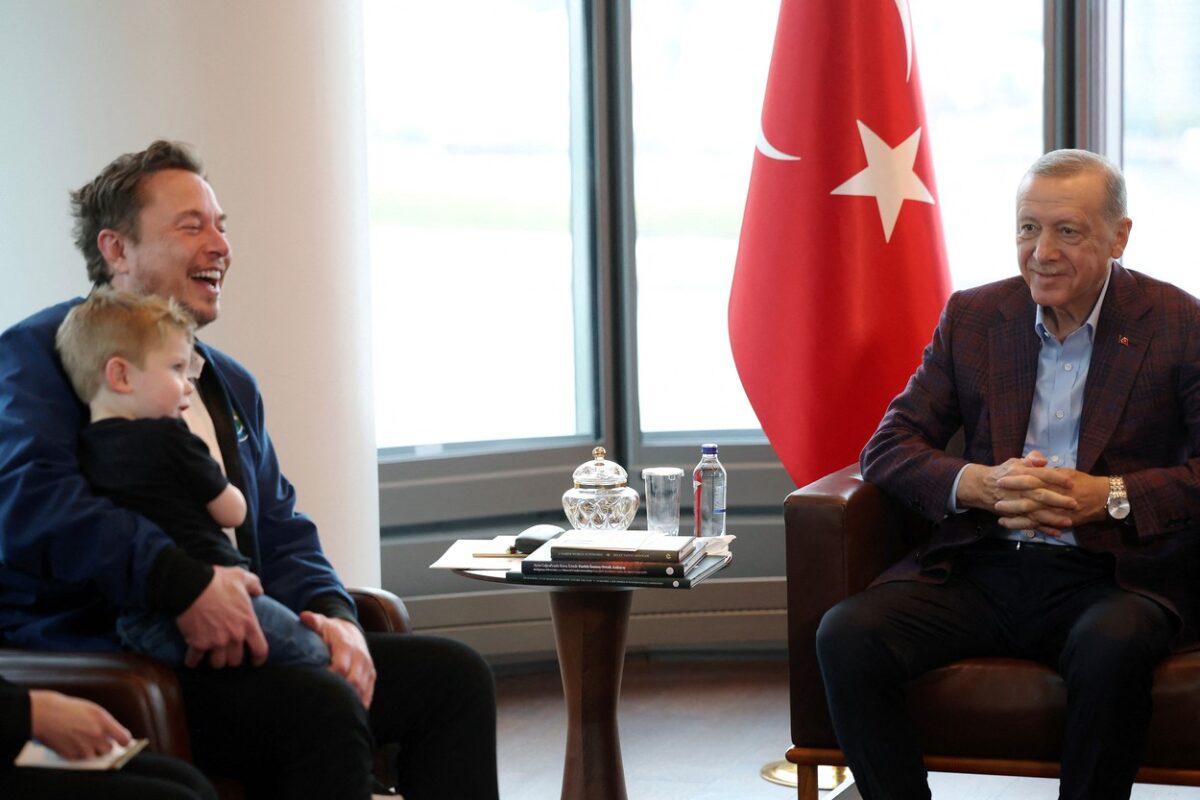 “Kje je vaša žena?” – Turški predsednik Erdogan Elonu Musku, ki je na obisk prišel s sinom v naročju “Oh ona, ona je v San Franciscu. Zdaj sva ločena. Zato zanj (Baby X) večinoma skrbim jaz”