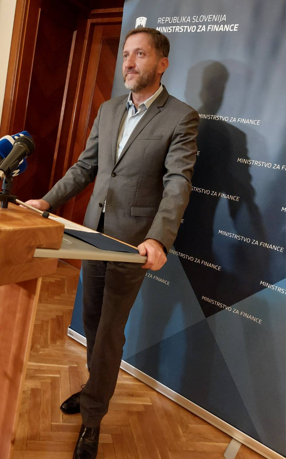 (V ŽIVO) Minister za finance Klemen Boštjančič o “prispevku bank za obnovo države”