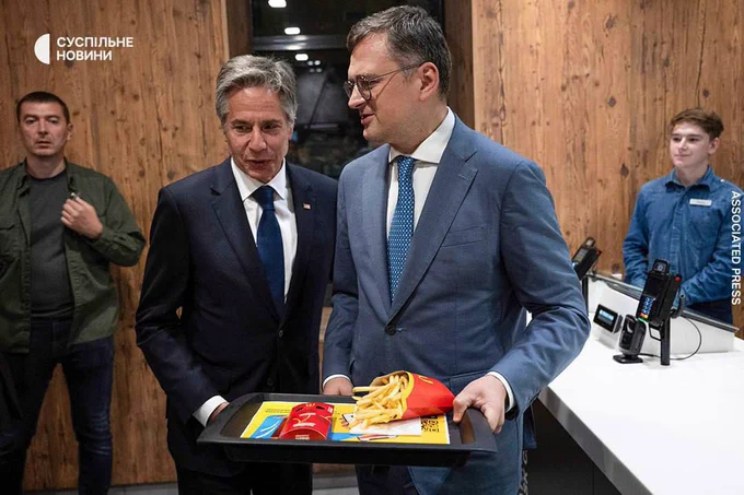 (VIDEO) ZDA bodo Ukrajini poslale strelivo z osiromašenim uranom – Ameriški državni sekretar Antony Blinken pa si je v Kijevu celo privoščil prigrizek z zunanjim ministrom Kulebo v McDonald’su, blizu opere