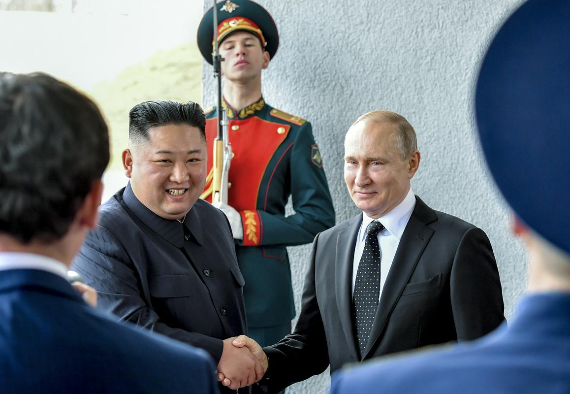 “Cmoki z rakovicami, juha in sorbet”: Putin in Kim po dveurnem srečanju večerjala dobrote