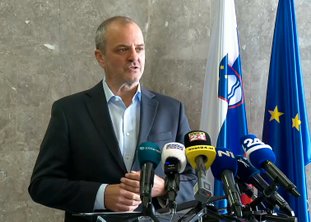 (V ŽIVO) Odstopljeni minister za naravne vire in prostor Uroš Brežan pred novinarje