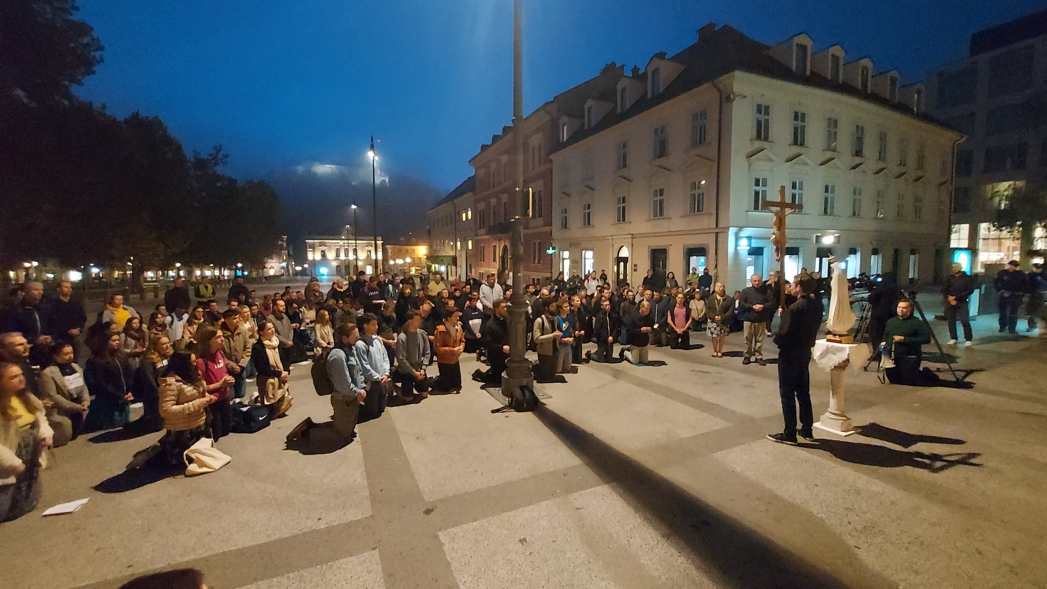 (V ŽIVO) “Dobro jutro Slovenija”: Prva javna molitev rožnega venca na Kongresnem trgu – Dogodek minil brez incidentov, razen vzklikanja enega od nasprotnikov, da gre za “srednji vek”