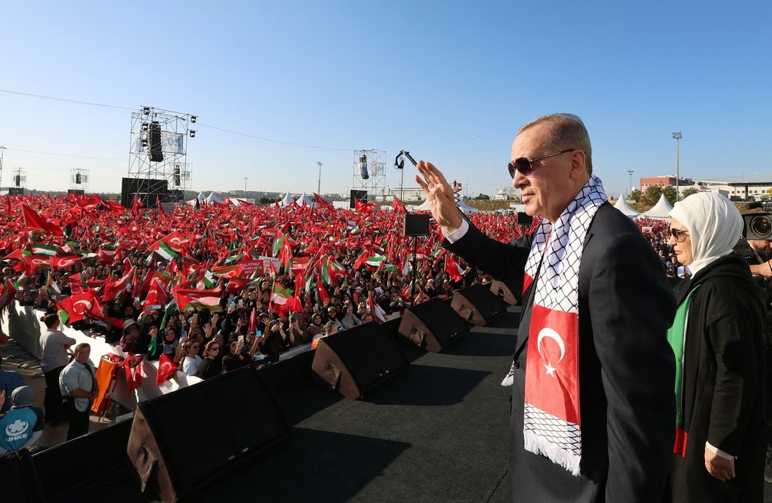(VIDEO) “Izrael bomo razglasili za vojnega zločinca, na tem že delamo” – Recep Tayyip Erdogan na propalestinskem shodu