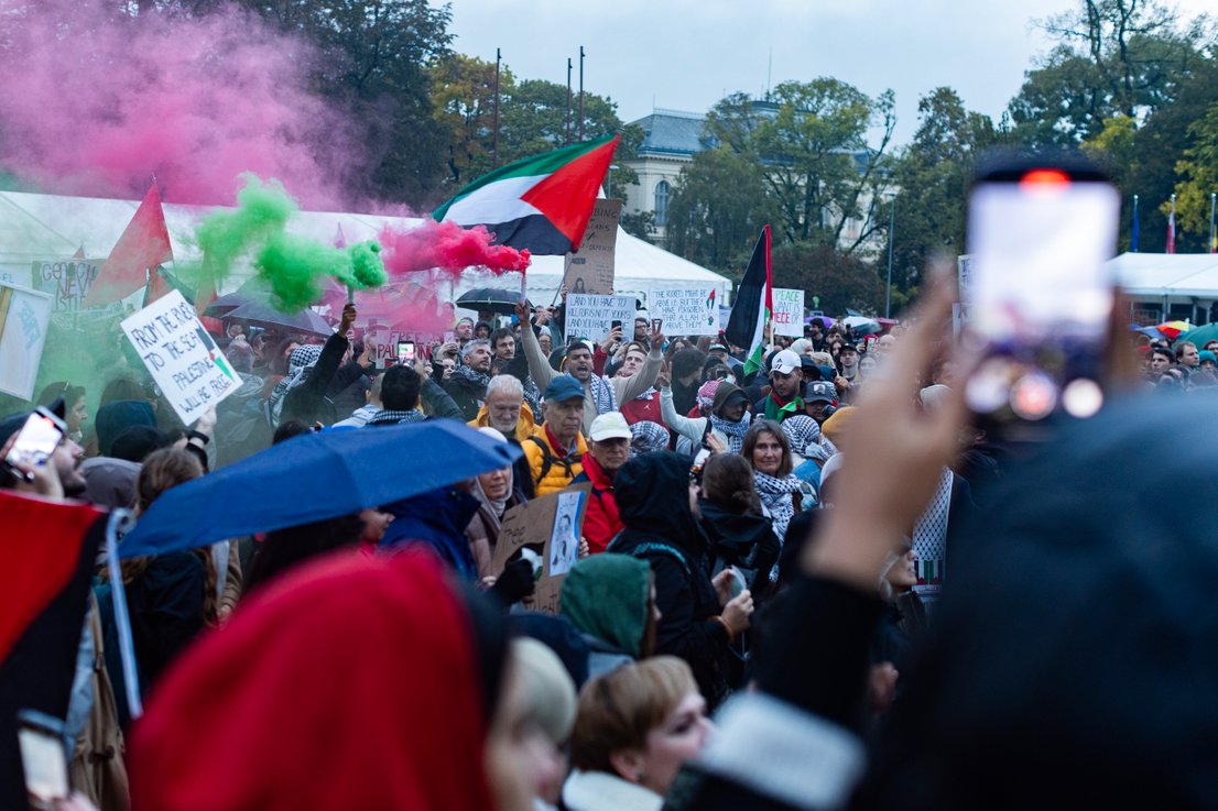 (VIDEO) Na Trgu republike odzvanjalo: “Free, free – Palestine!” in vzkliki proti Izraelu – Alahu akbar  na Prešernovem trgu