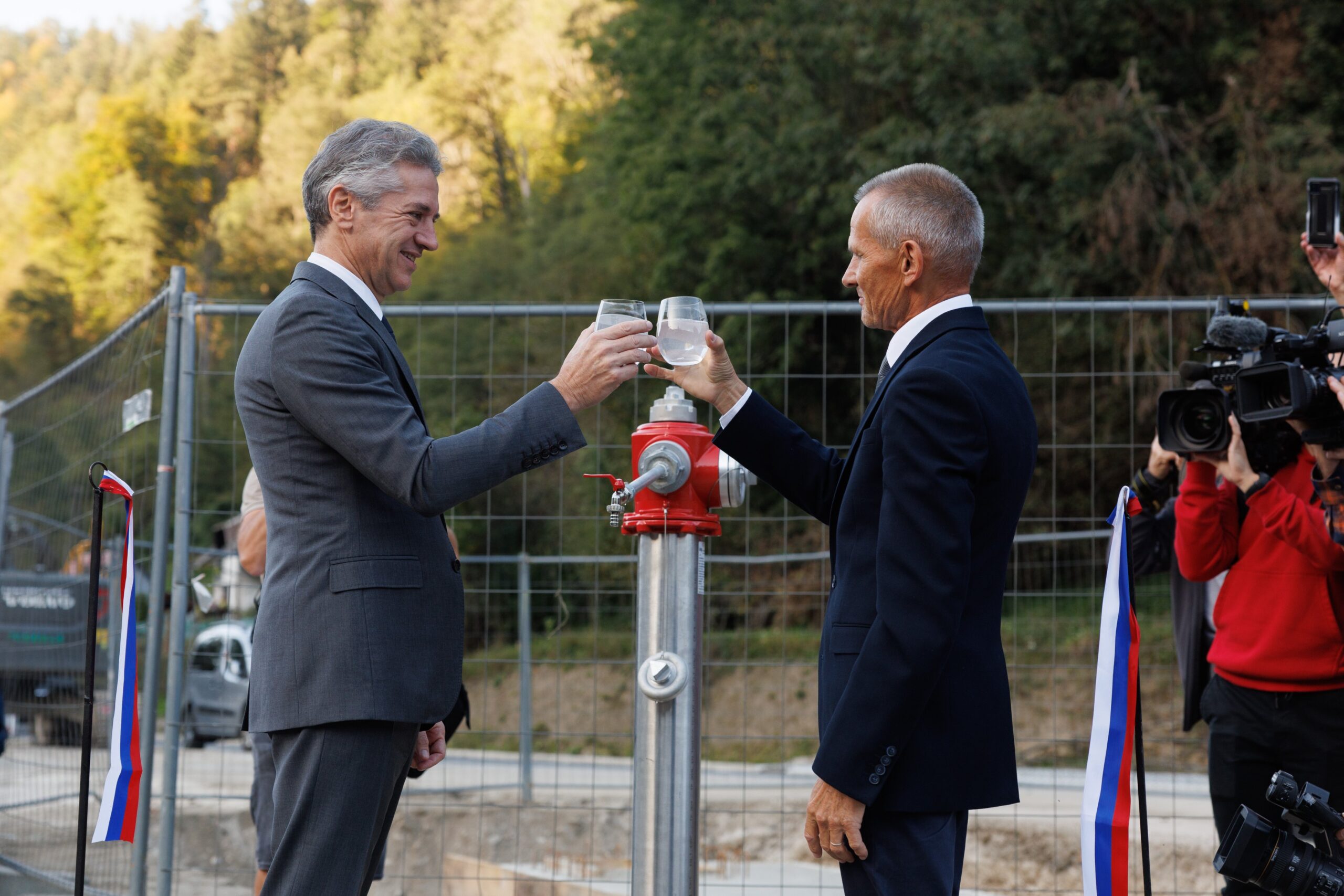 (VIDEO) Golob in Tasič nazdravila s prevaljsko vodo – Robert Golob se je poklonil županu Tasiču, ta pa se je predsedniku vlade zahvalil “za izpolnjene obljube in pomoč”