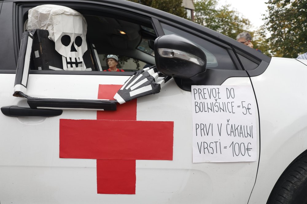 (V ŽIVO) Jenullovi s “specializiranim reševalnim vozilom” v kampanjo za zbiranje podpisov – za rešitev javnega zdravstva